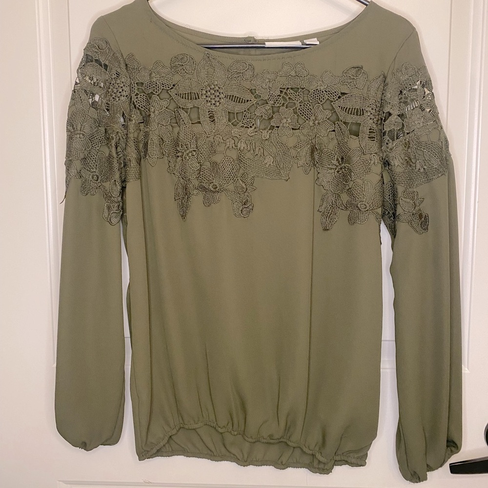 Lace detailed top